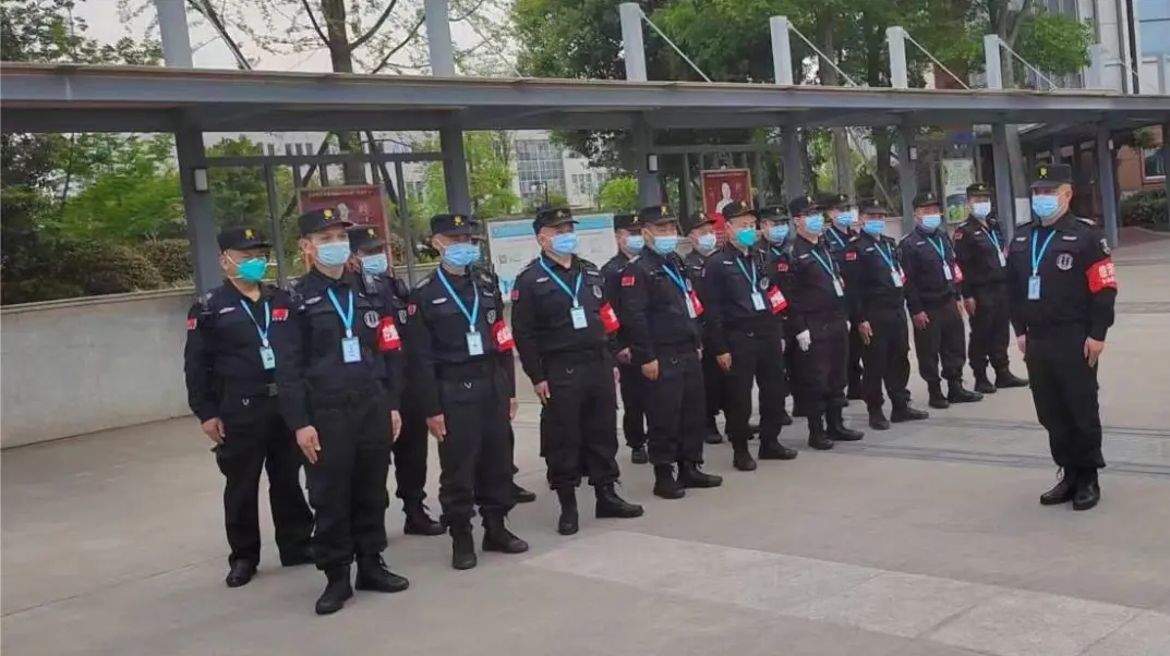 成為一名合格的保安，請先將衣服穿好!